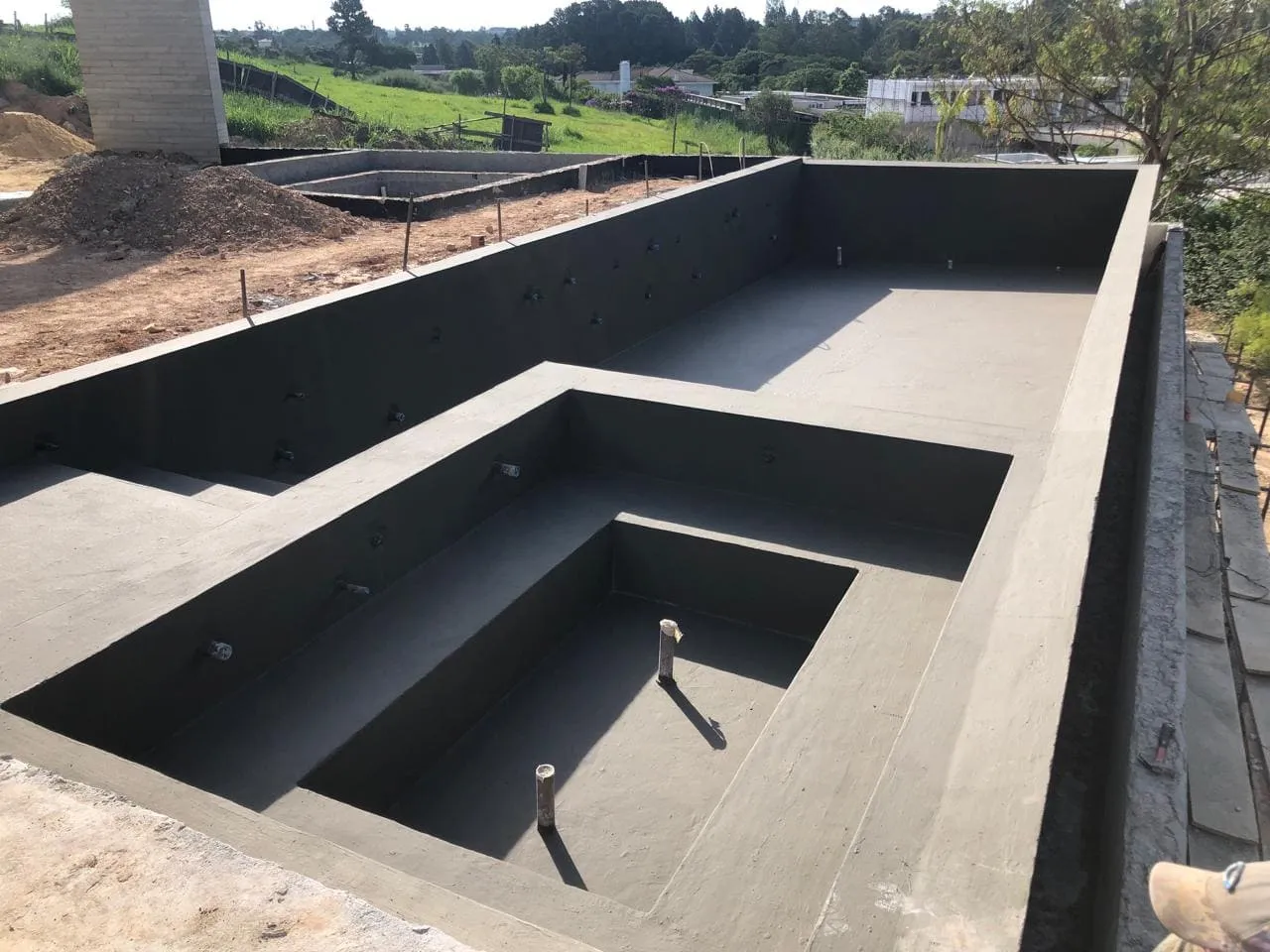 Piscina e área de lazer — Execução do sistema impermeabilizante em piscina residencial.