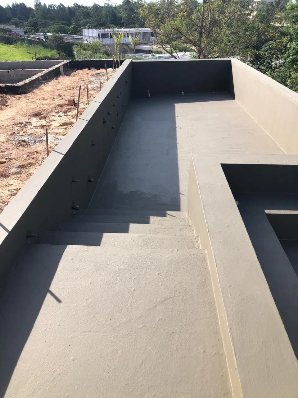 Piscina com escada — Sistema aplicado em toda a geometria da estrutura.
