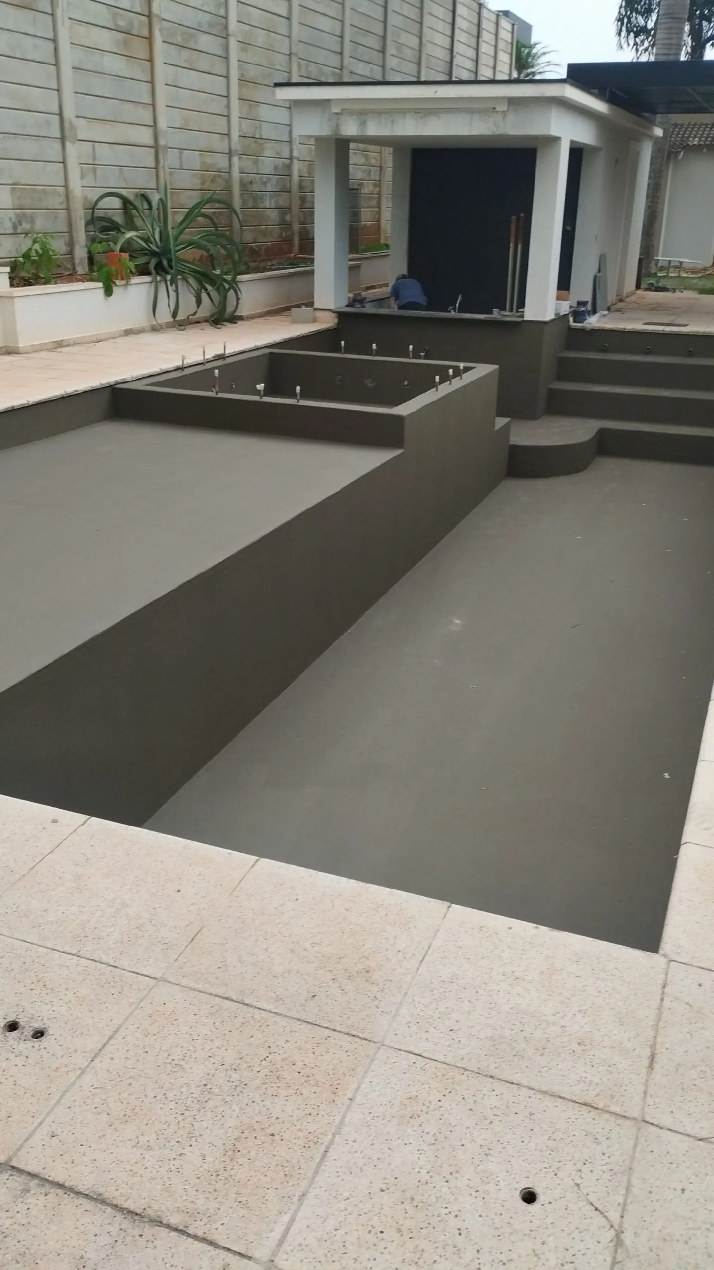 Piscina residencial finalizada — Sistema impermeabilizante executado em toda a estrutura.