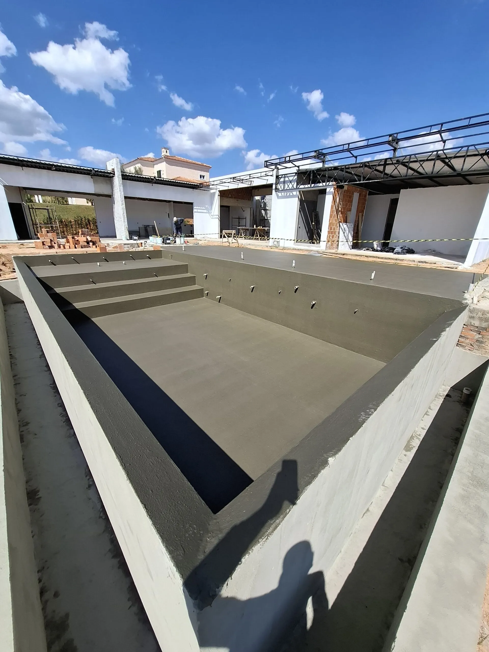 Piscina residencial — Impermeabilização completa da estrutura antes do revestimento.