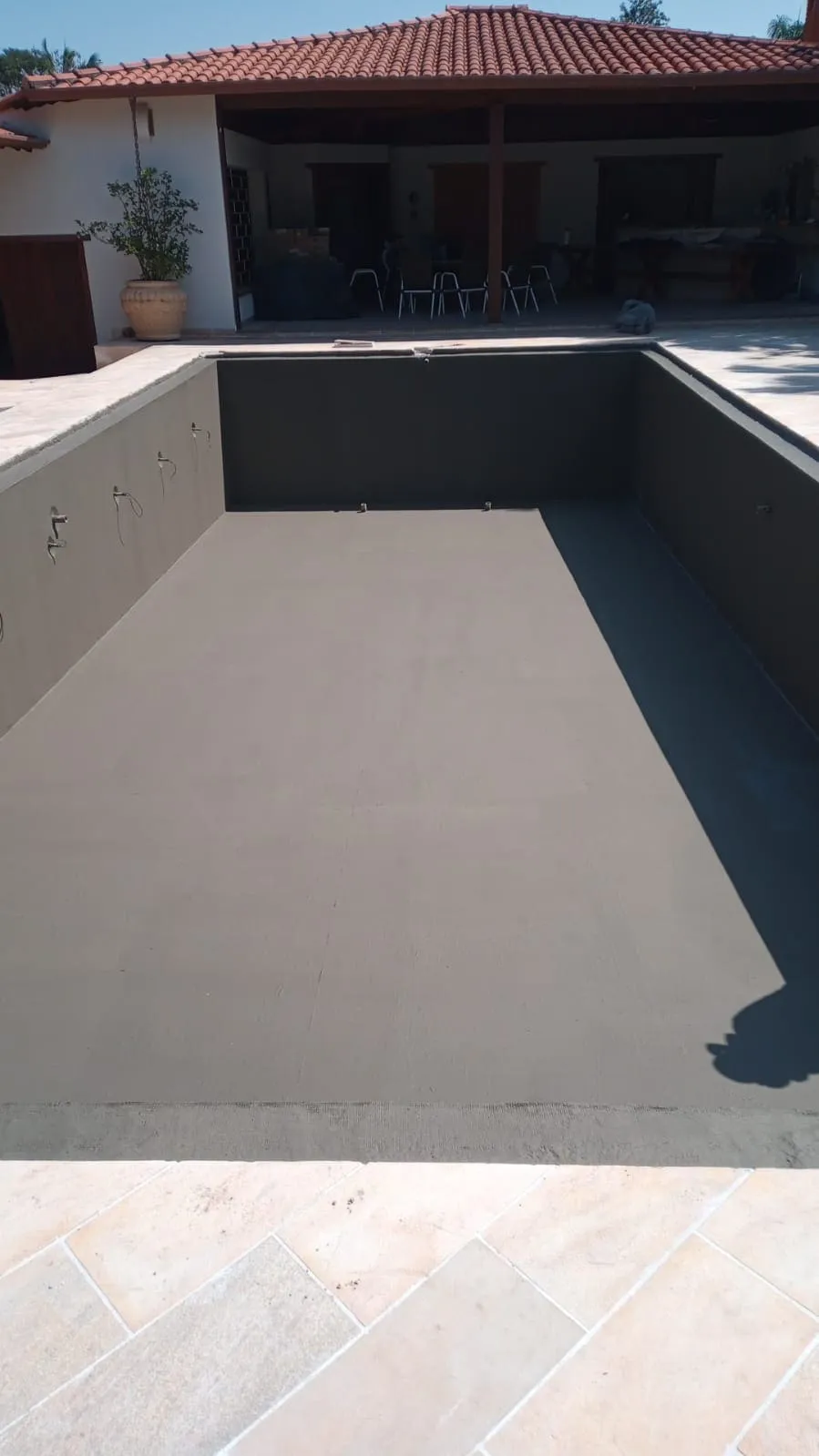 Piscina compacta — Impermeabilização contínua em fundo, paredes e degraus.