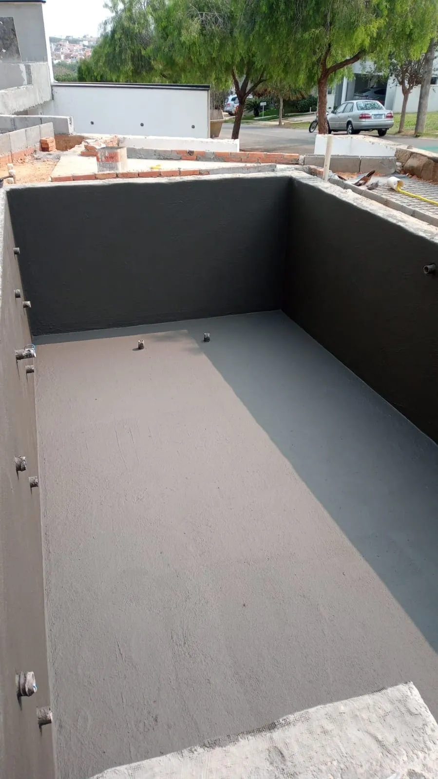 Piscina em tratamento — Detalhamento técnico em cantos, paredes e fundo.