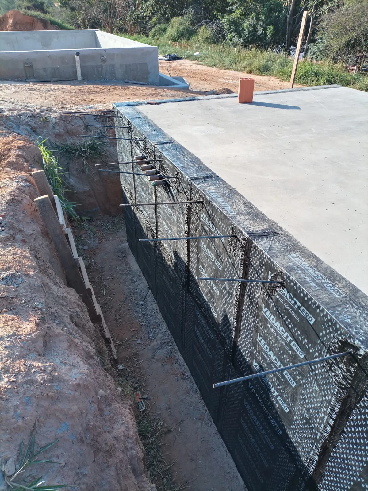 Contenção impermeabilizada — Barreira contra umidade aplicada em estrutura de contenção.
