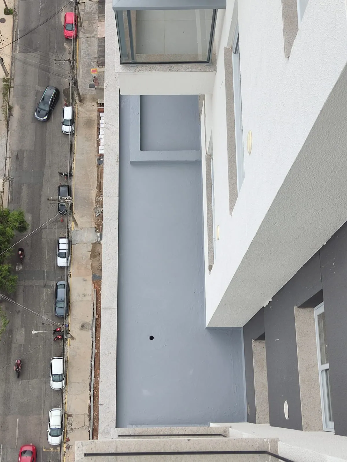 Área técnica impermeabilizada — Proteção em espaço externo de acesso restrito.