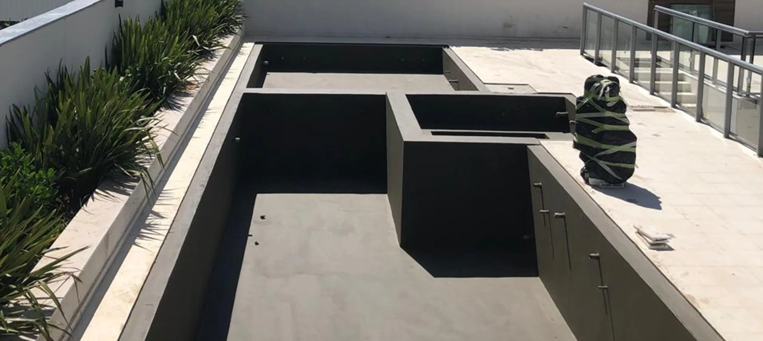 Piscina com geometria especial — Execução cuidadosa em recortes, níveis e encontros da estrutura.