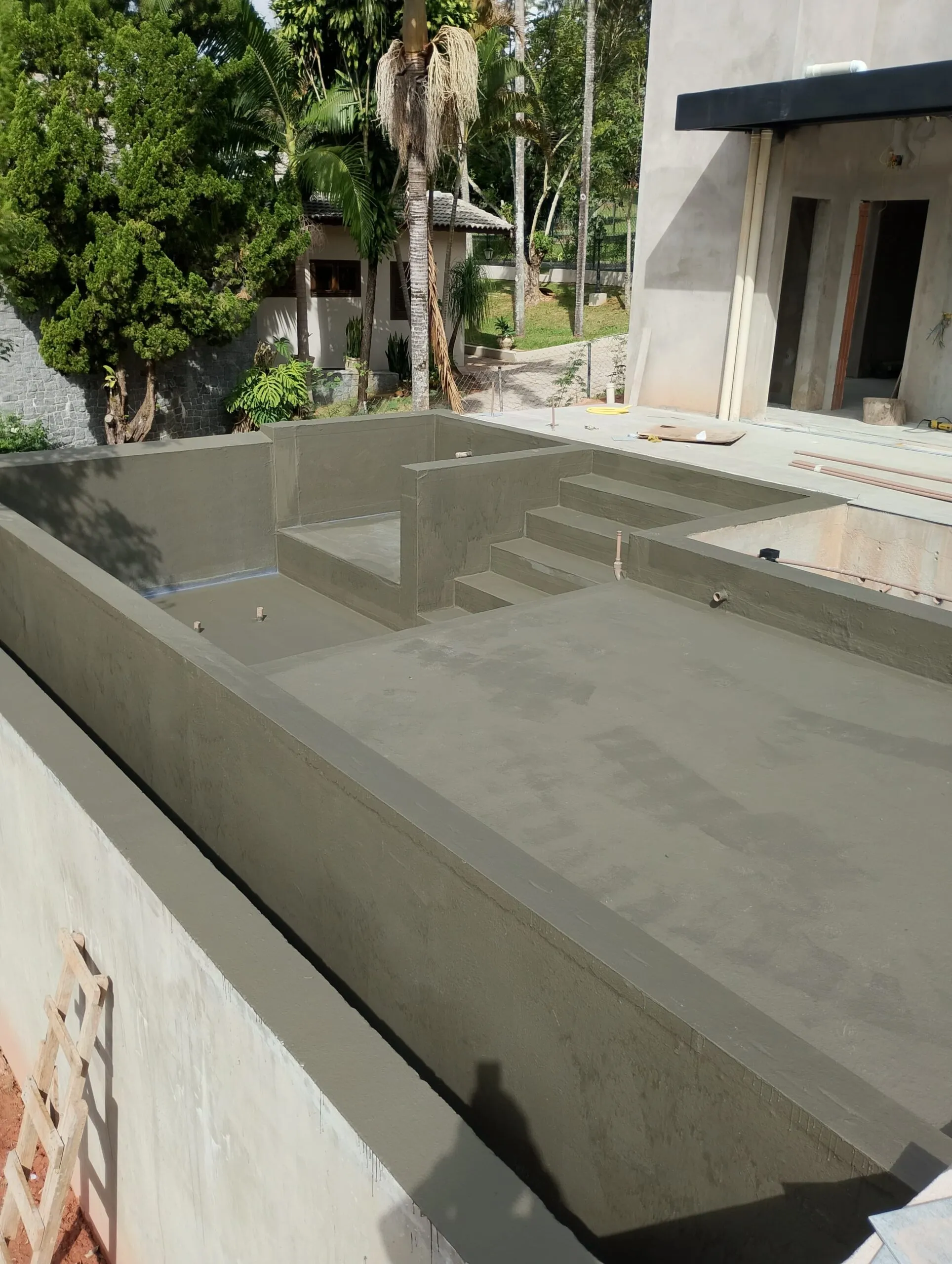 Piscina em execução — Tratamento contínuo de fundo, paredes e pontos críticos.