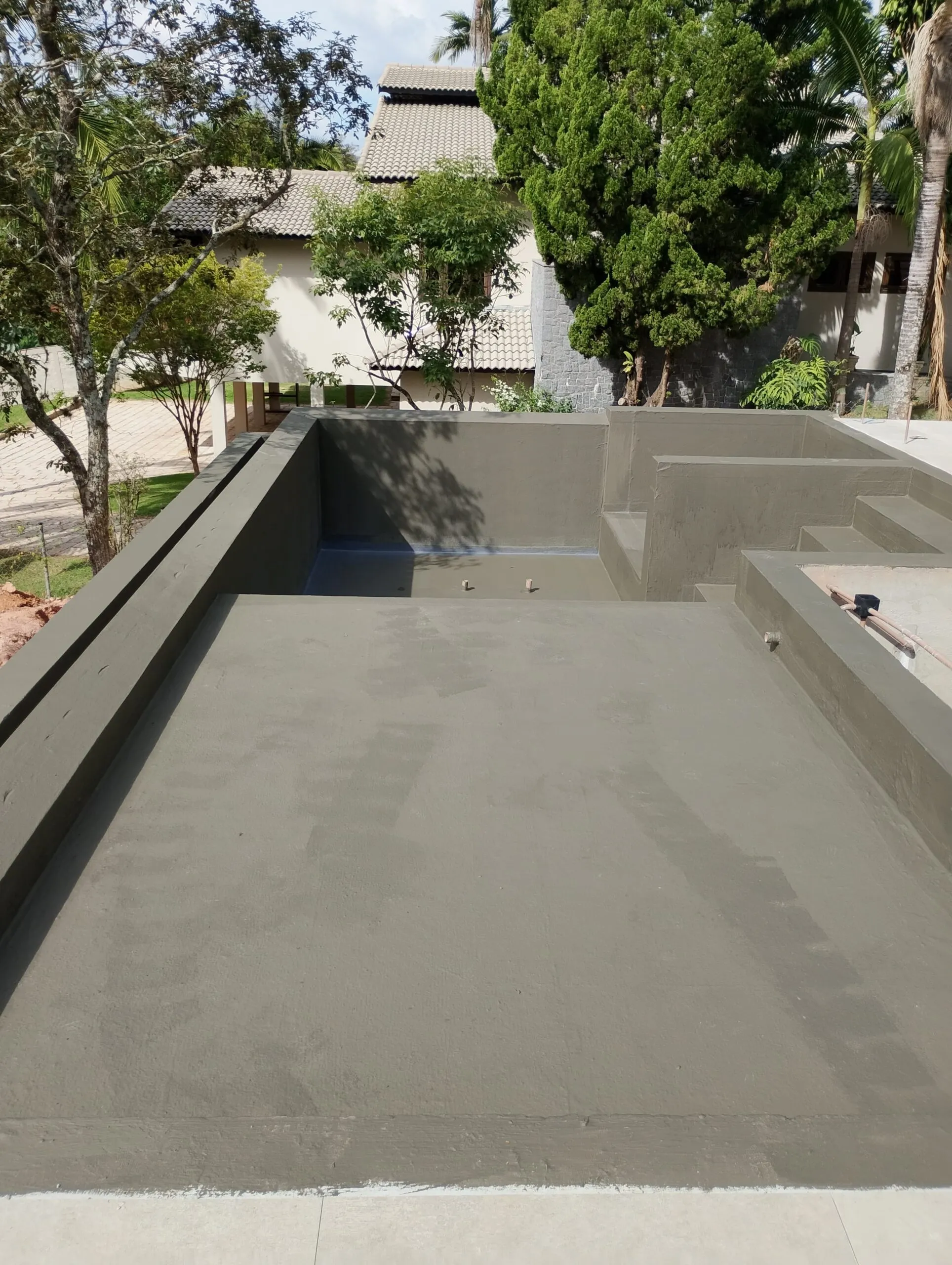 Piscina impermeabilizada — Tratamento uniforme de paredes, fundo e bordas.
