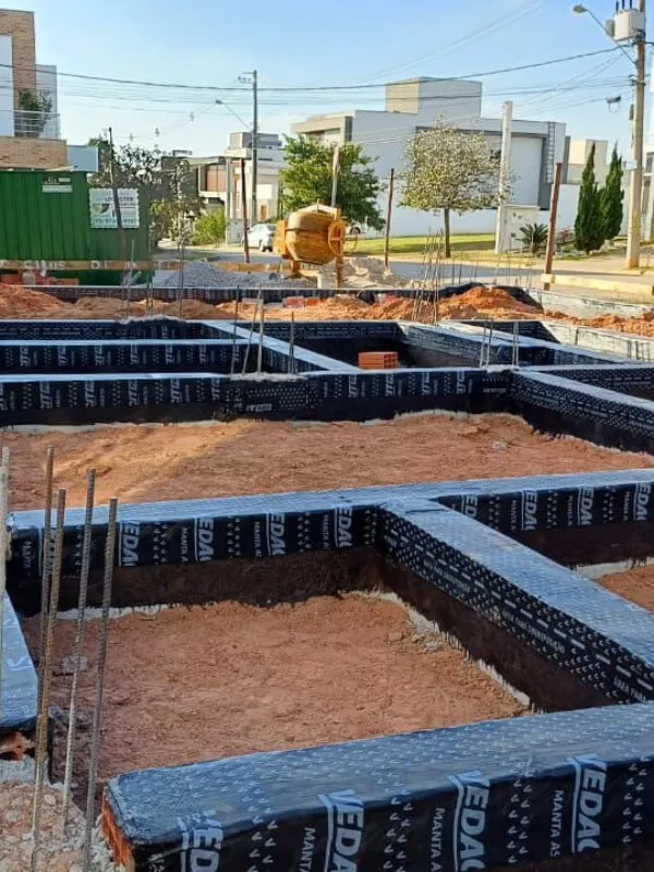 Impermeabilização de baldrame — Proteção da fundação antes da continuidade da construção.
