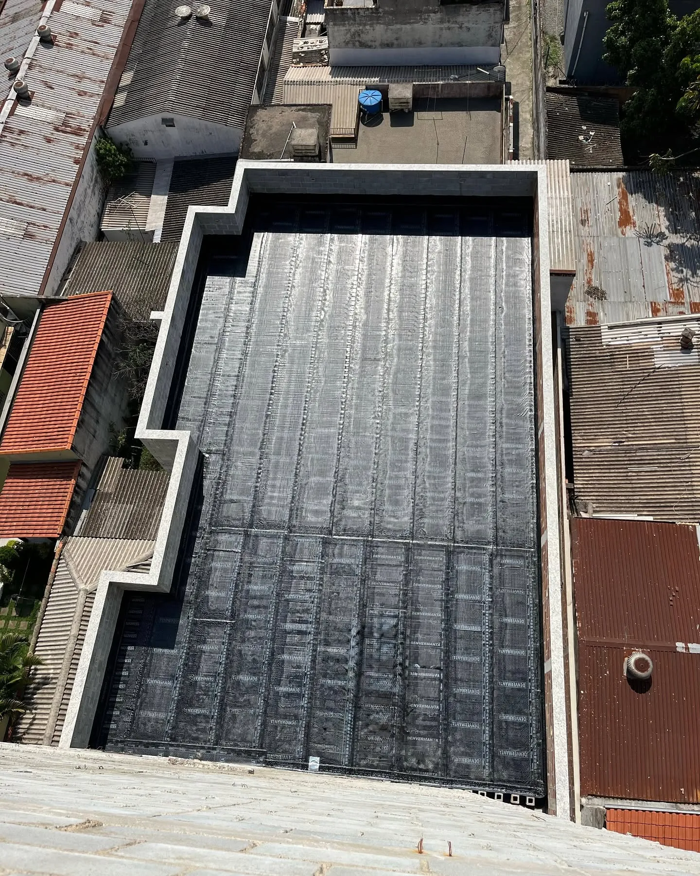 Cobertura com manta asfáltica — Proteção integral da cobertura com atenção aos encontros e bordas.