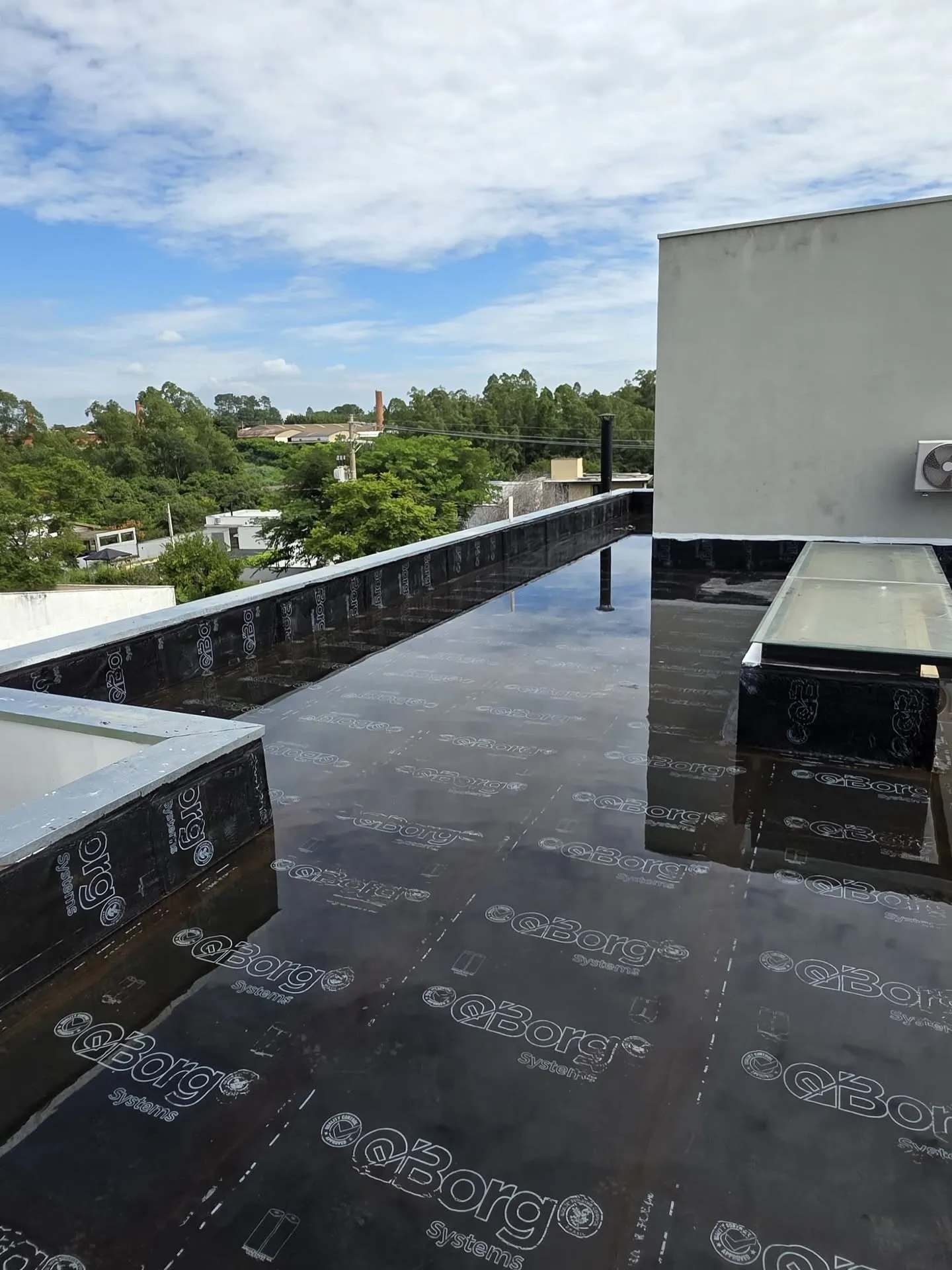 Impermeabilização de cobertura — Manta asfáltica aplicada com reforço em rodapés e elementos elevados.