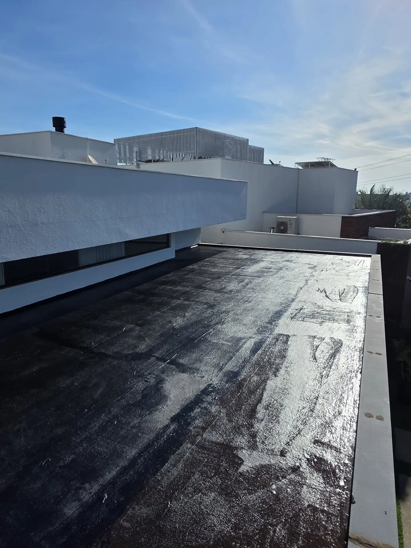 Recuperação de laje — Preparação e regularização da superfície para uma nova impermeabilização.
