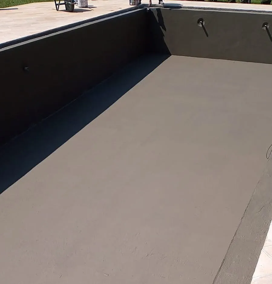 Piscina com acabamento impermeável — Sistema aplicado de forma contínua em fundo e paredes.