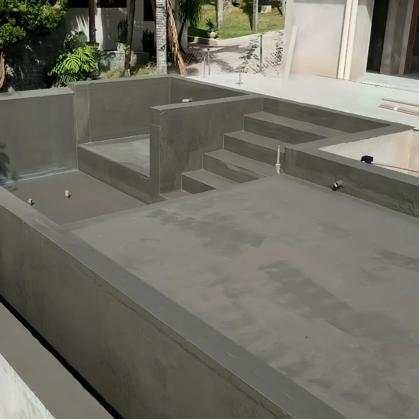 Piscina e área de lazer — Tratamento impermeabilizante aplicado em toda a estrutura.