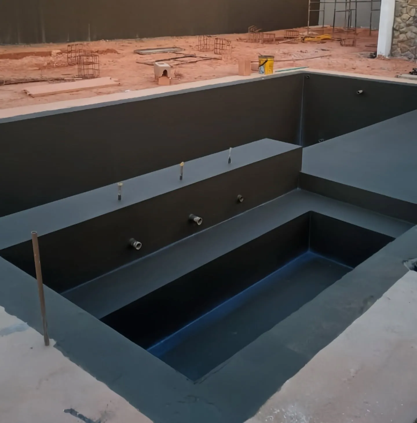 Piscina com níveis integrados — Execução técnica em diferentes profundidades, degraus e paredes.