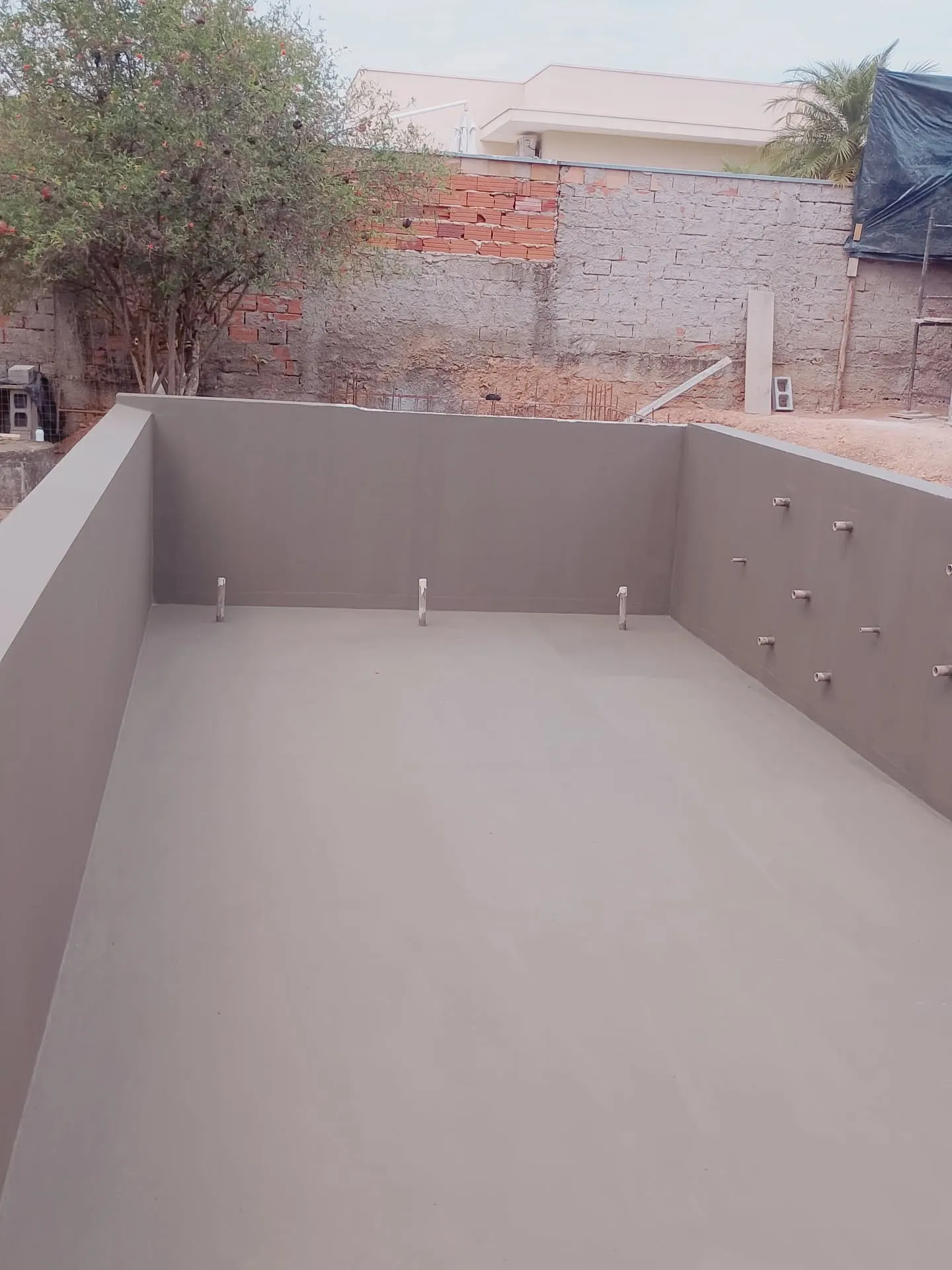 Estrutura de piscina protegida — Sistema contínuo para proteger fundo, paredes e tubulações.