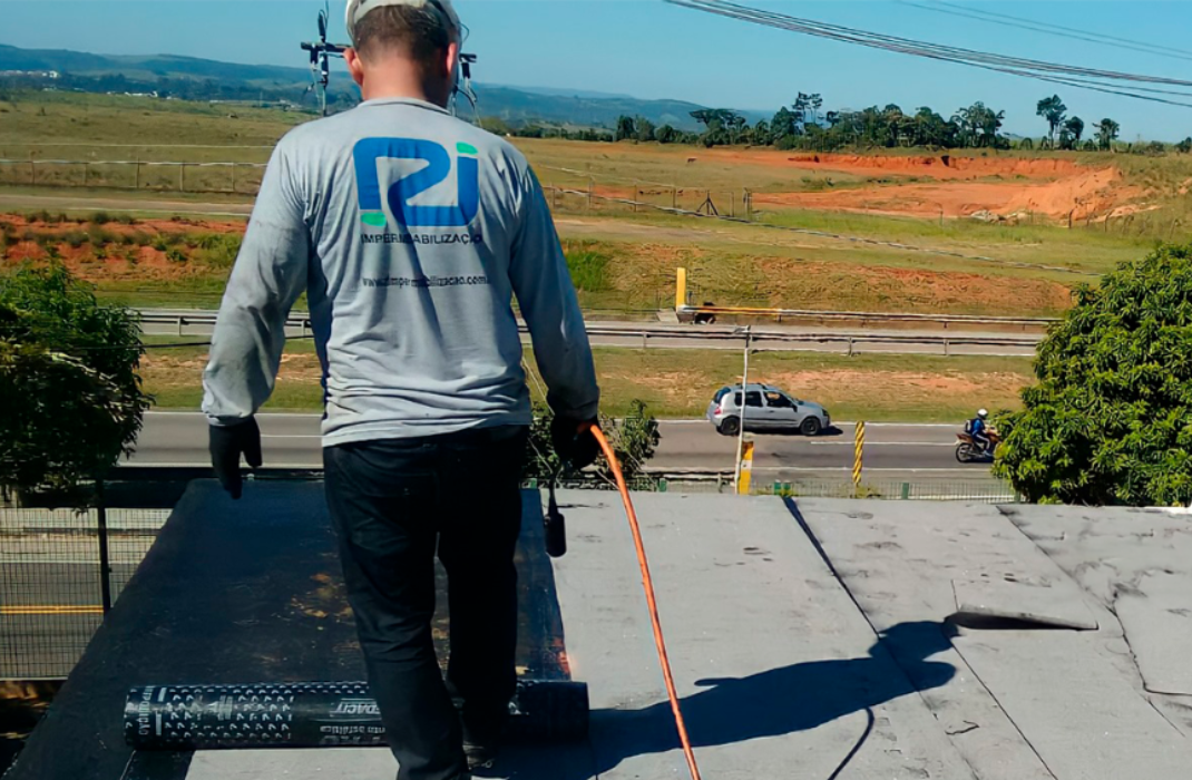 Técnico realizando serviço em uma cobertura
