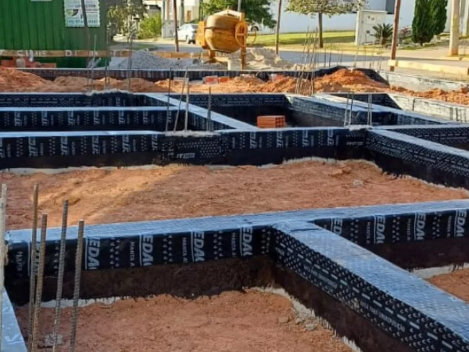 Estruturas em contato com o solo protegidas