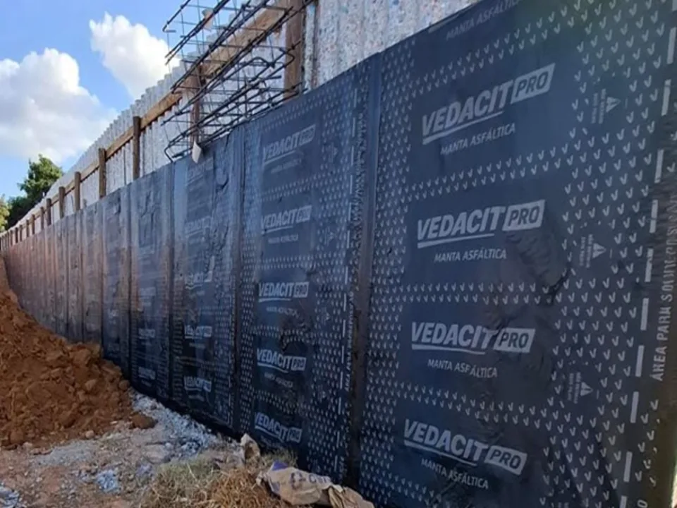 Estrutura em contato com o solo impermeabilizada